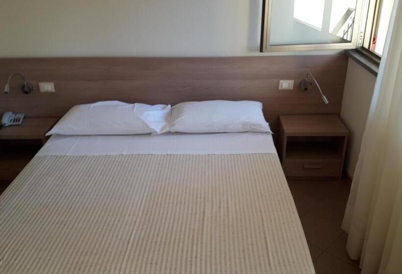 اتاق سوپریور سه تخته, Albergo Nyers