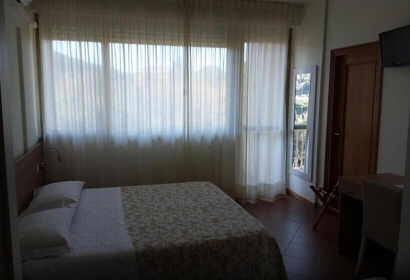 اتاق سوپریور سه تخته, Albergo Nyers