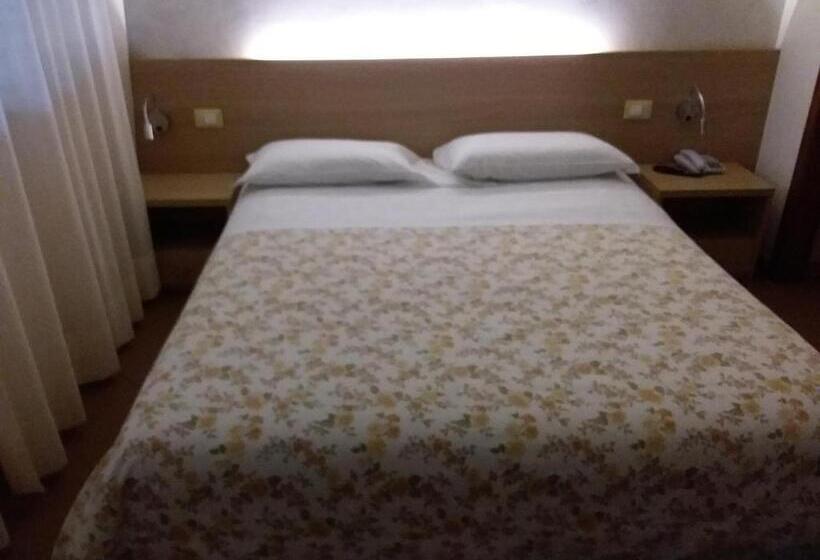 اتاق سوپریور یک تخته, Albergo Nyers