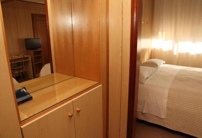 اتاق سوپریور سه تخته, Albergo Nyers