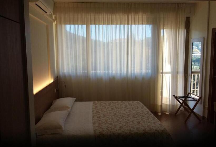 اتاق سوپریور سه تخته, Albergo Nyers