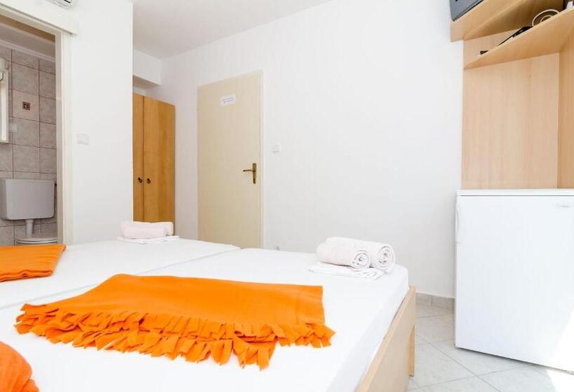 اتاق راحتی با چشم‌انداز دریا, Guest House Daniela