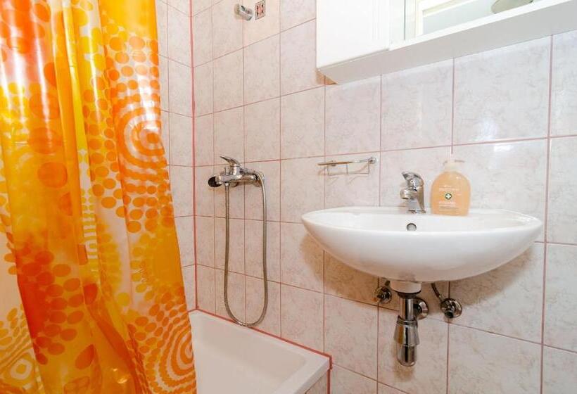 اتاق راحتی با چشم‌انداز دریا, Guest House Daniela