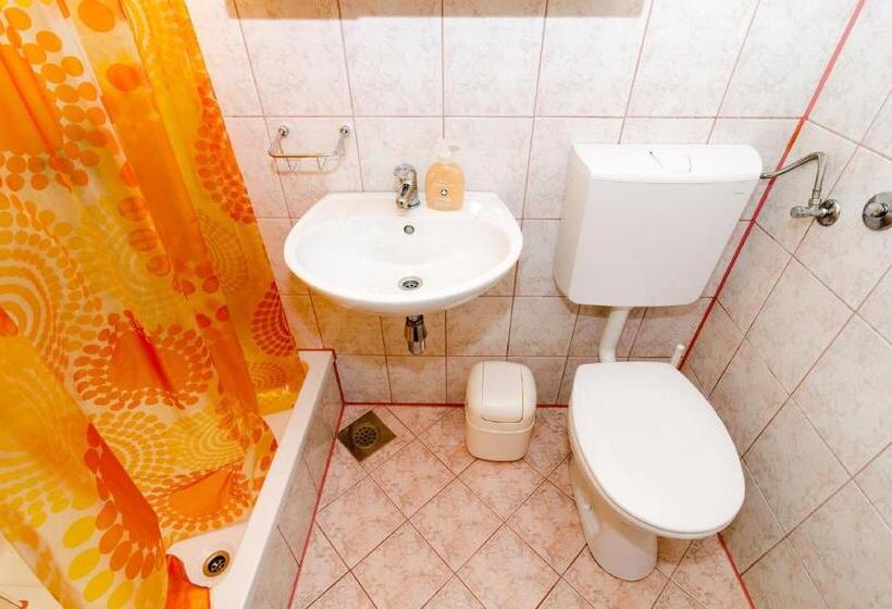 اتاق راحتی با چشم‌انداز دریا, Guest House Daniela