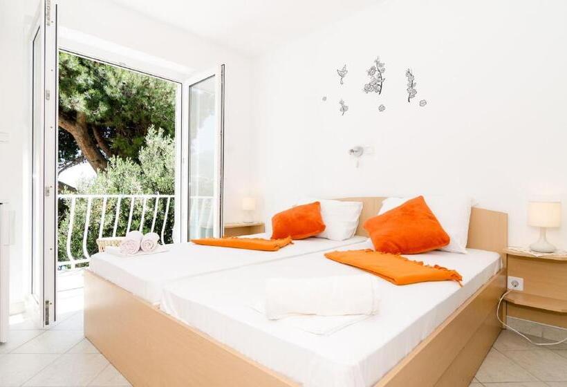 اتاق راحتی با چشم‌انداز دریا, Guest House Daniela