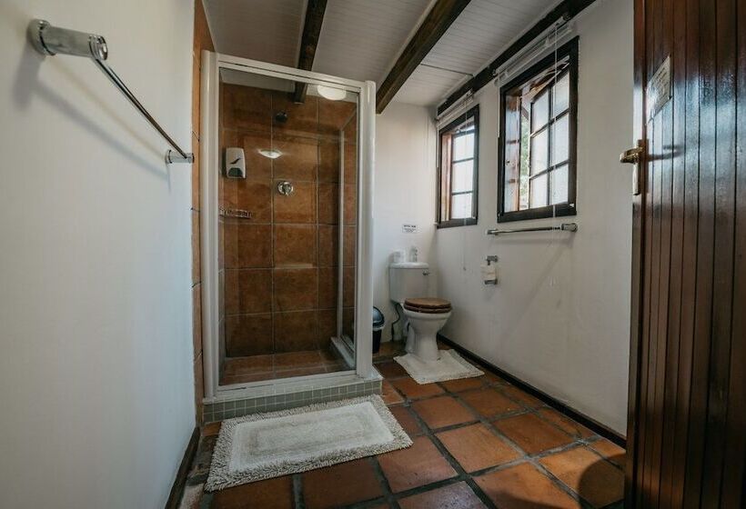 Семейный Номер, The Village Lodge