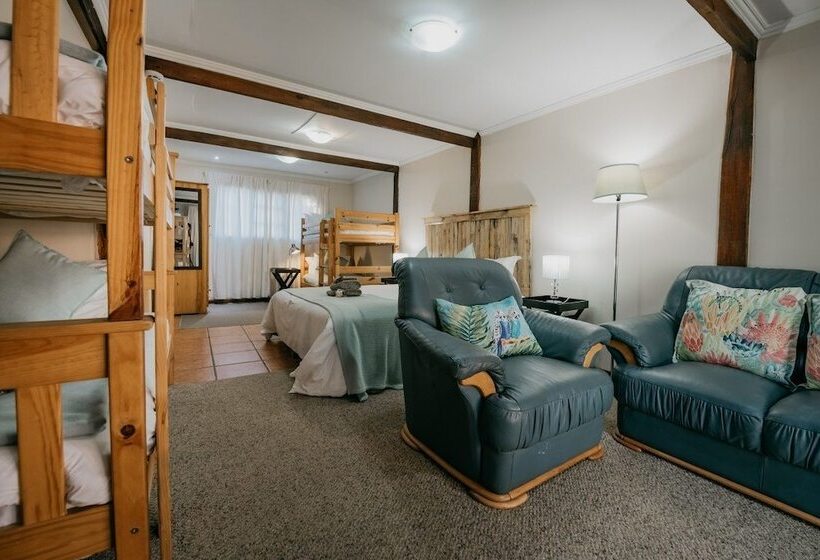 Семейный Номер, The Village Lodge