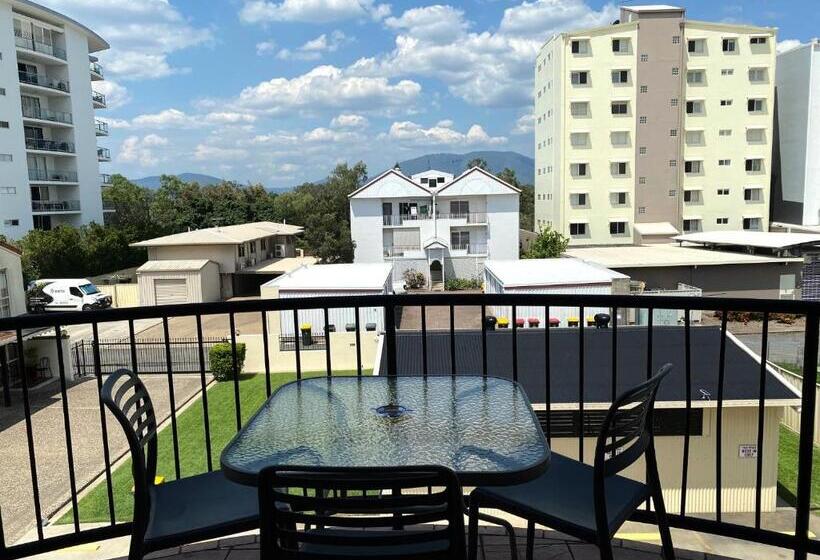 3 베드룸 이그제큐티브 아파트, City Ville Apartments And Motel