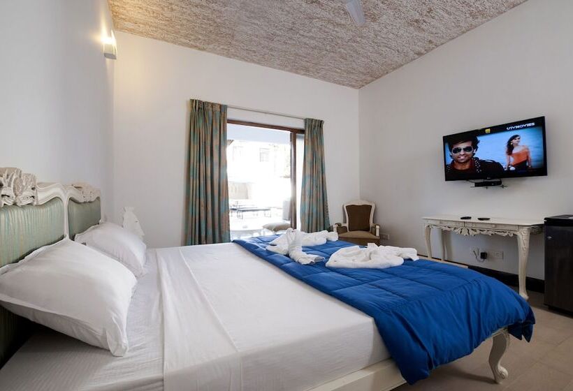 اتاق سوپریور با چشم‌انداز استخر, Royal Emirates Resort & Spa