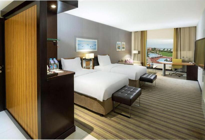 اتاق سوپریور با چشم‌انداز استخر, Radisson Blu Resort Jizan