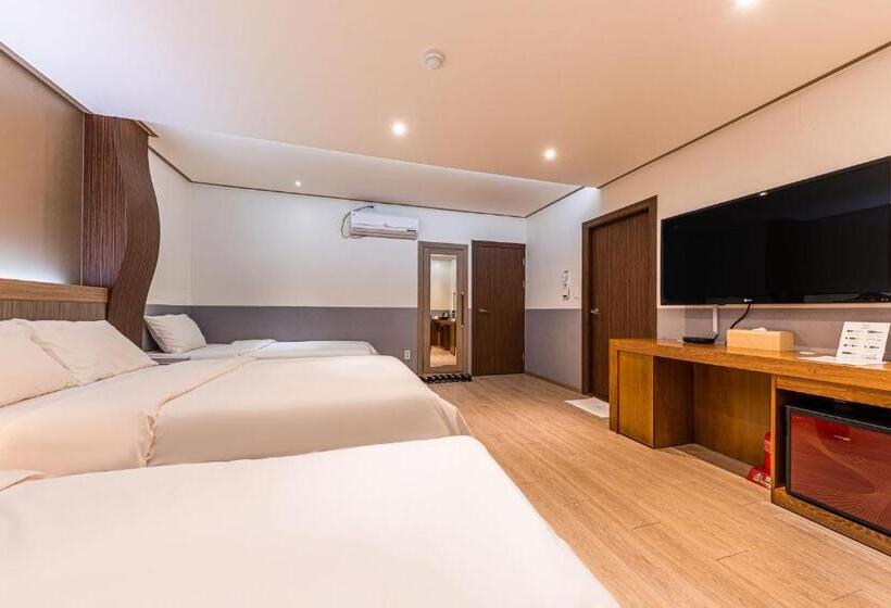 اتاق خانوادگی, Friendly Dh Naissance Hotel By Mindrum Group