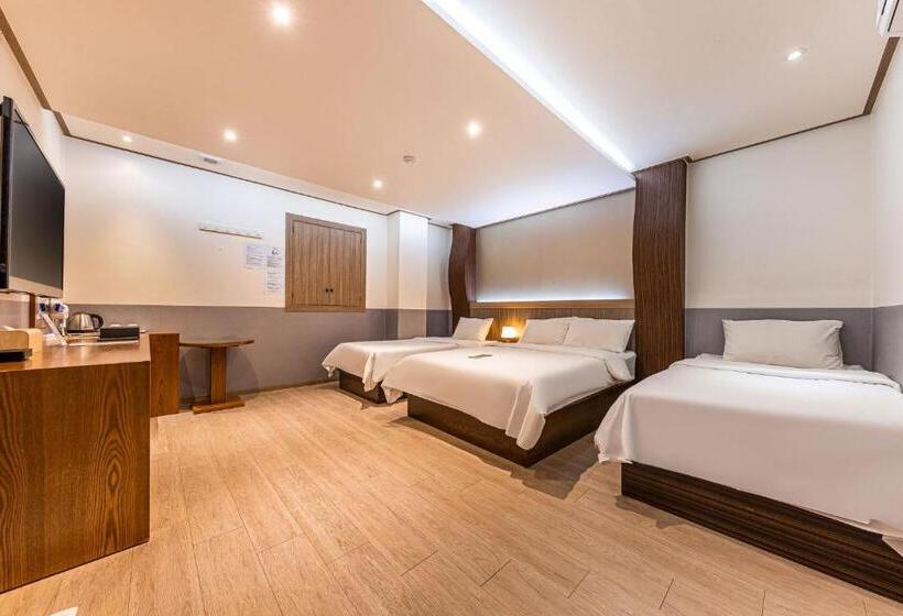 اتاق خانوادگی, Friendly Dh Naissance Hotel By Mindrum Group