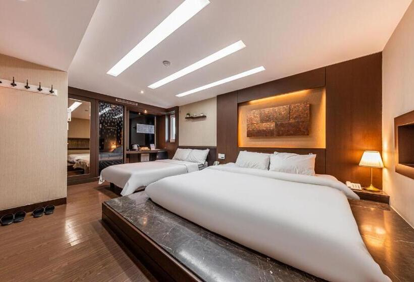 استودیو خانوادگی, Friendly Dh Naissance Hotel By Mindrum Group