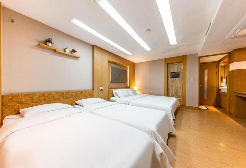 استودیو خانوادگی, Friendly Dh Naissance Hotel By Mindrum Group