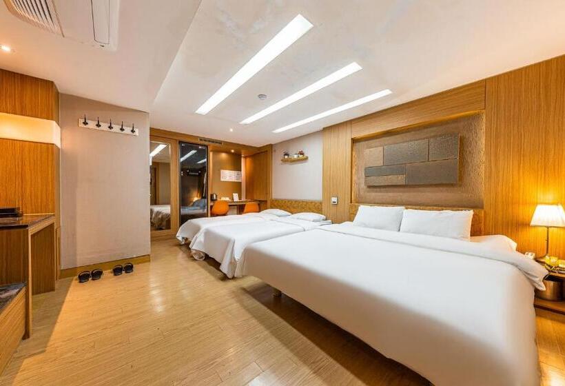 استودیو خانوادگی, Friendly Dh Naissance Hotel By Mindrum Group