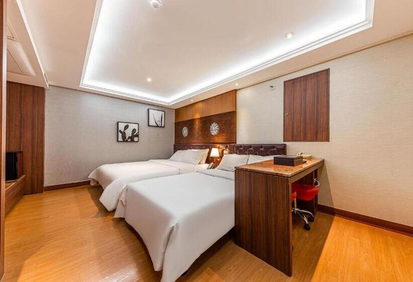 اتاق سوپریور خانوادگی, Friendly Dh Naissance Hotel By Mindrum Group