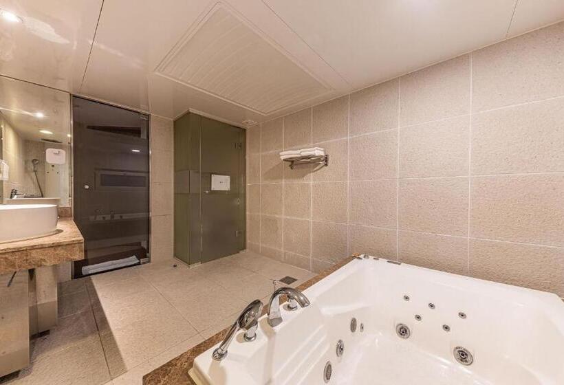 اتاق سوپریور خانوادگی, Friendly Dh Naissance Hotel By Mindrum Group