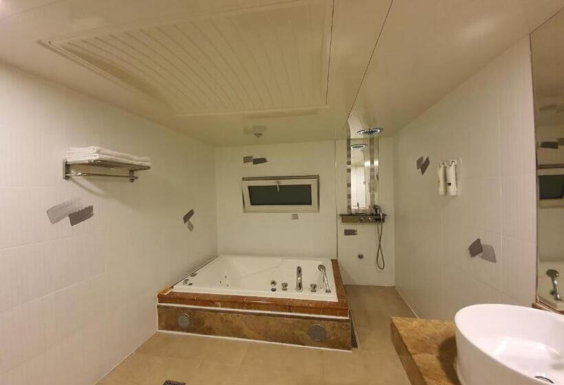 اتاق سوپریور خانوادگی, Friendly Dh Naissance Hotel By Mindrum Group