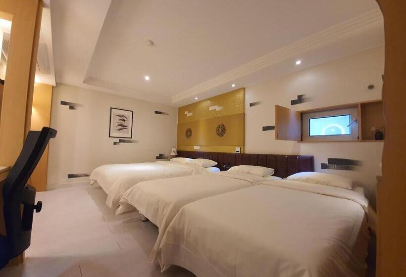 اتاق سوپریور خانوادگی, Friendly Dh Naissance Hotel By Mindrum Group