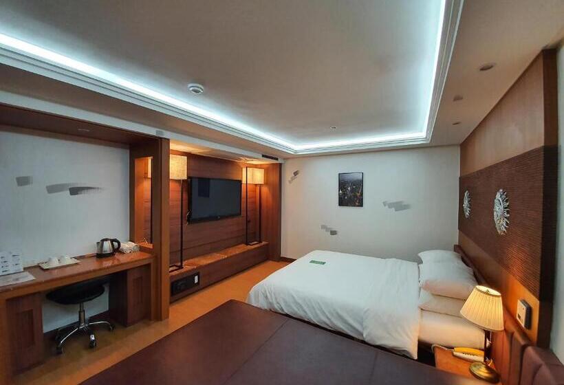اتاق سوپریور خانوادگی, Friendly Dh Naissance Hotel By Mindrum Group
