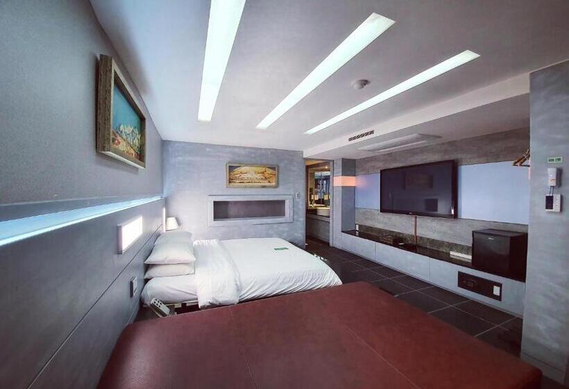 اتاق لوکس, Friendly Dh Naissance Hotel By Mindrum Group