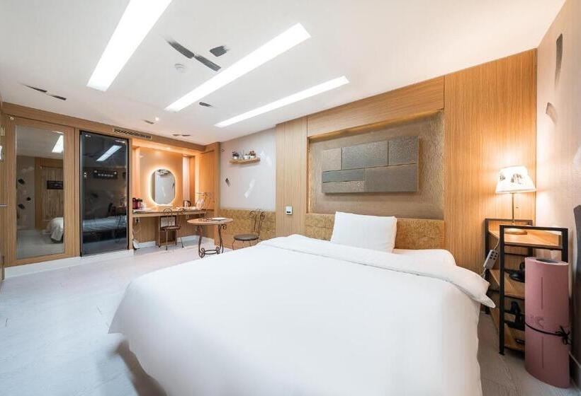 اتاق لوکس, Friendly Dh Naissance Hotel By Mindrum Group