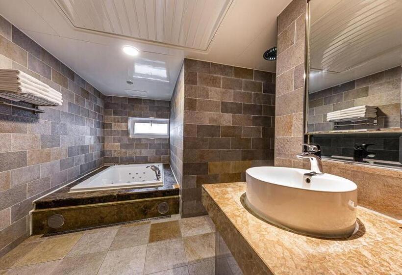 اتاق لوکس خانوادگی, Friendly Dh Naissance Hotel By Mindrum Group