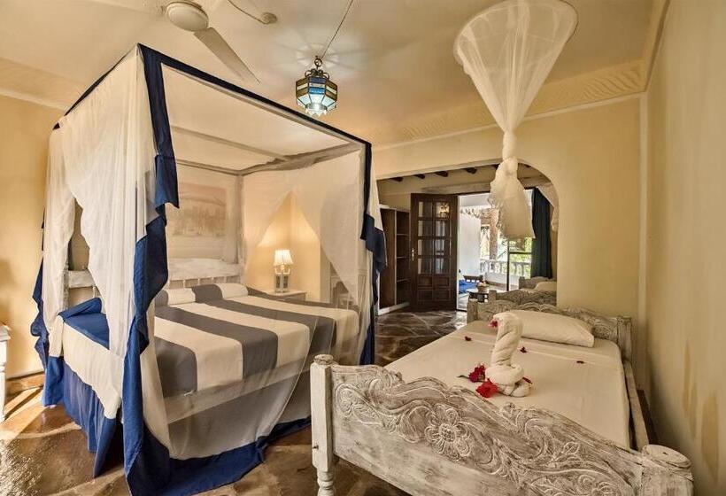 اتاق استاندارد چهارنفره با چشم‌انداز باغ, Jacaranda Beach Resort