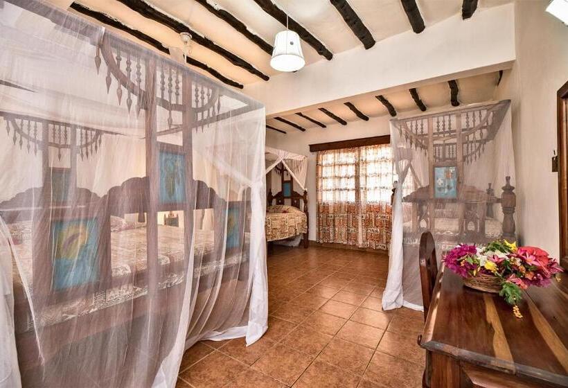 اتاق استاندارد سه تخته با چشم‌انداز باغ, Jacaranda Beach Resort
