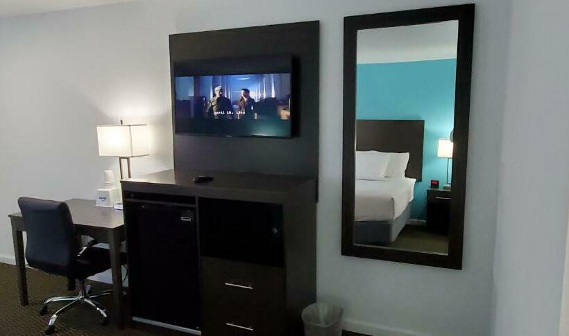 Стандартный Номер Кровать Кинг, Travelodge By Wyndham Livonia Canton Novi Detroit Area