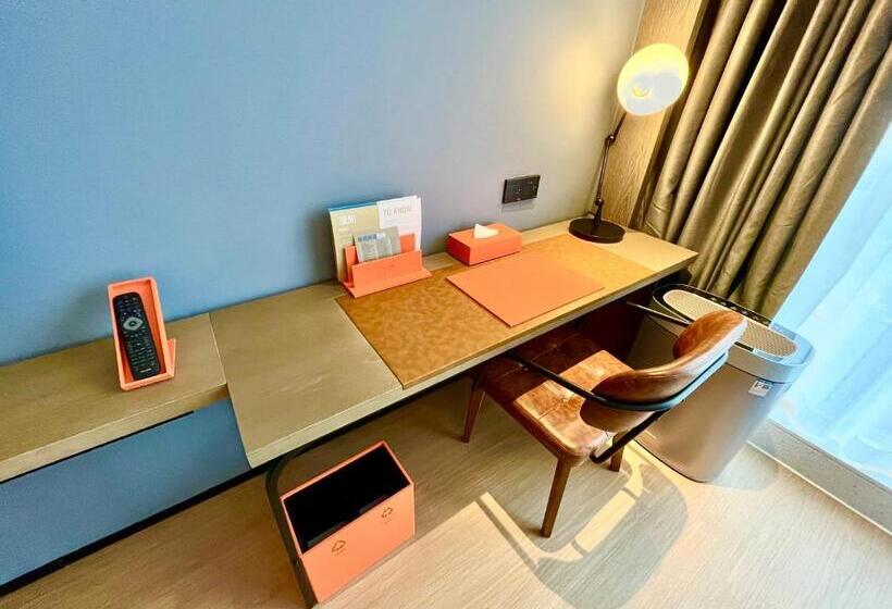 Номер Deluxe Кровать Кинг Вид на Город, Four Points By Sheraton Chongqing, Yongchuan