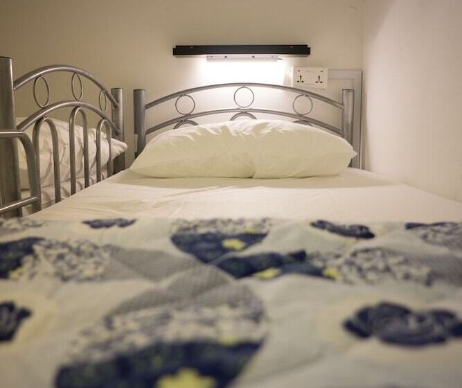 تختخواب در اتاق مشترک, Ark Hostel