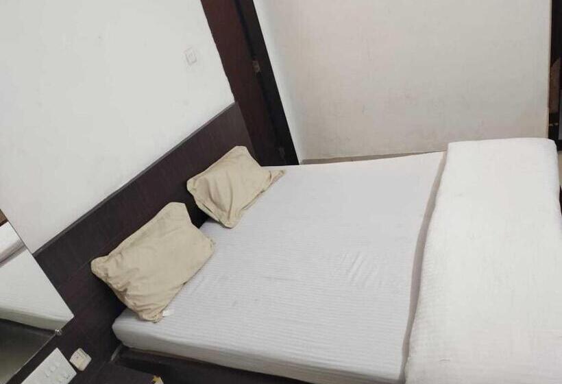 اتاق کلاسیک سه تخته, Spot On Hotel The Annie
