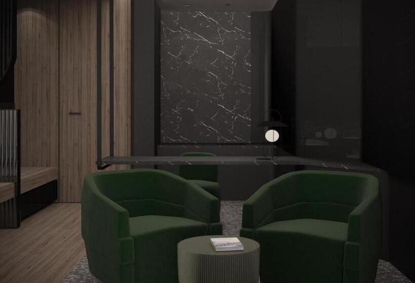 Suite with lake view, Al Caminetto Worldhotels Crafted Adults Only
