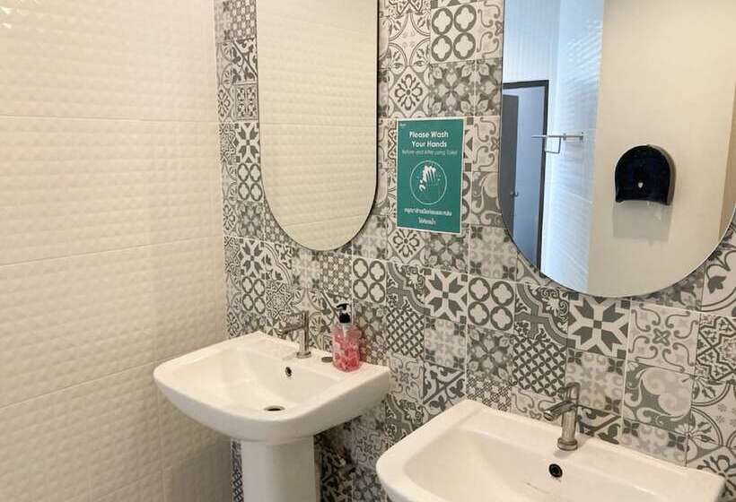 Кровать в Многоместном Номере с Общей Ванной, Irest Ao Nang