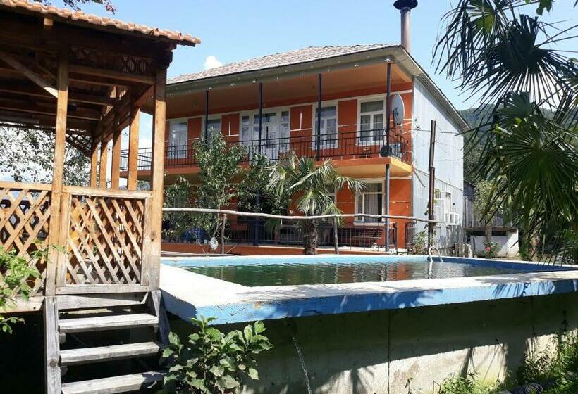 اتاق استاندارد یک نفره, Megobroba Inn