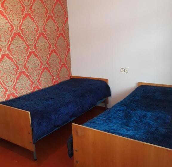 اتاق عادی, Megobroba Inn