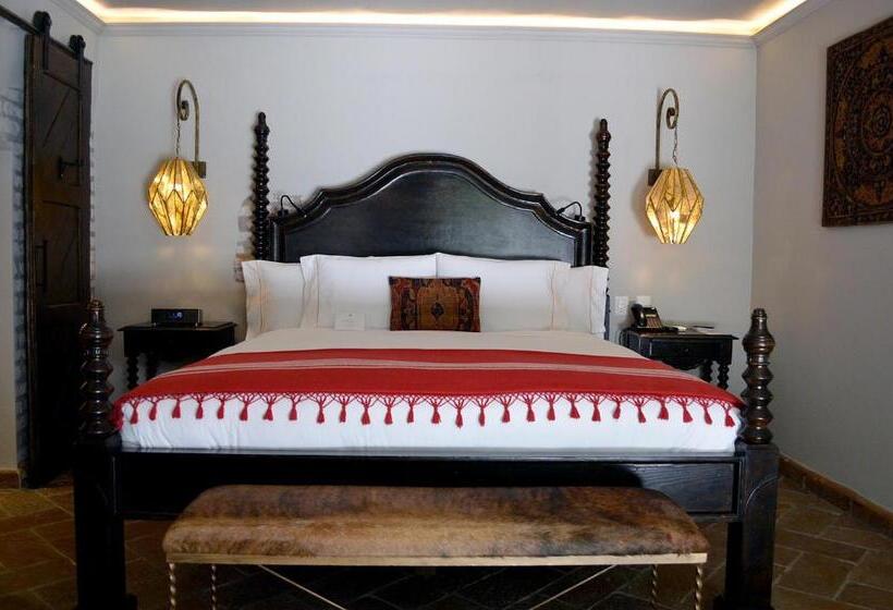 استودیوی استاندارد, Casa 1810 Hotel Boutique