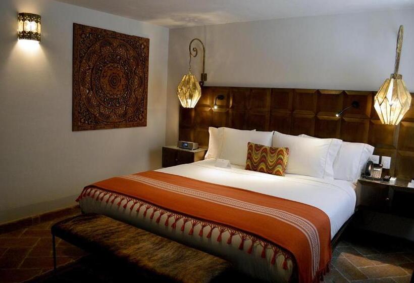 استودیوی استاندارد, Casa 1810 Hotel Boutique