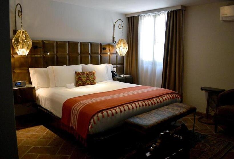 استودیوی استاندارد, Casa 1810 Hotel Boutique
