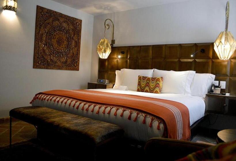 استودیوی استاندارد, Casa 1810 Hotel Boutique