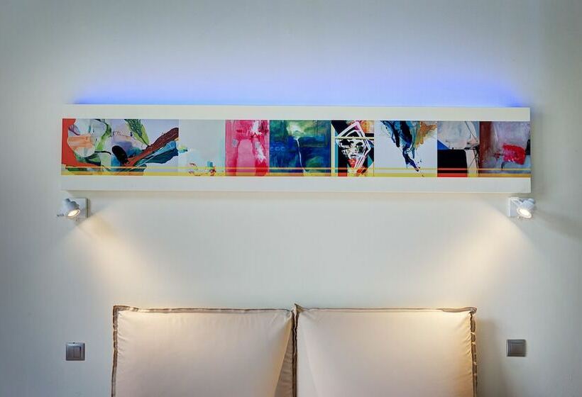 غرفة بيزنس, Colors Central Ladadika