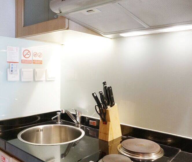 Standard Studio, Ra Premiere Simatupang