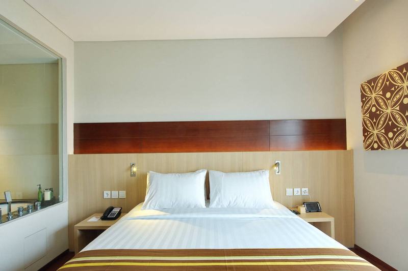 Deluxe Studio, Ra Premiere Simatupang