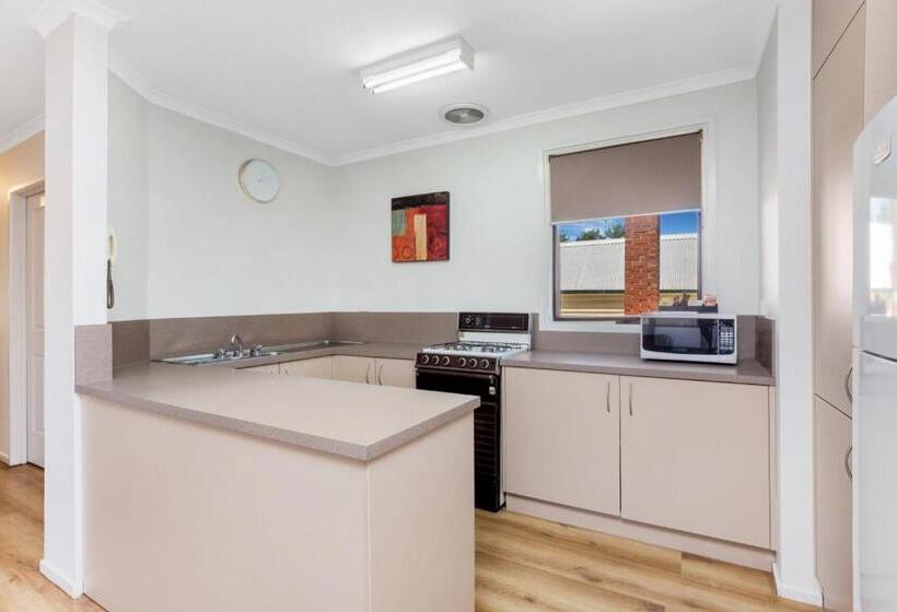 Апартаменты 3 Спальни, National Hotel Complex Bendigo