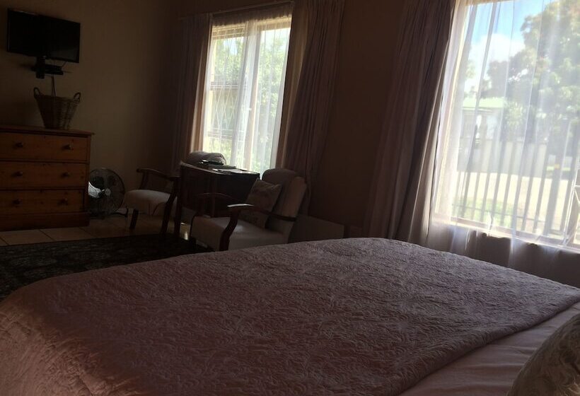 Номер Стандарт, 30 On Oatlands Road
