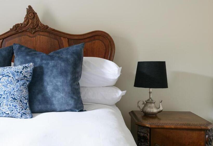 Standard room with outdoor bath, Albert Hotel Daylesford