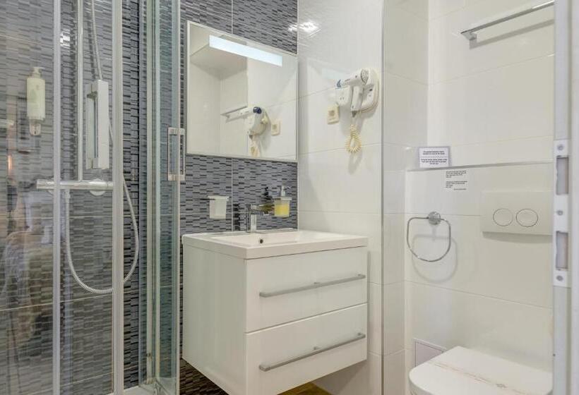 اتاق لوکس با چشم‌انداز شهر, Metropole Luxury Rooms