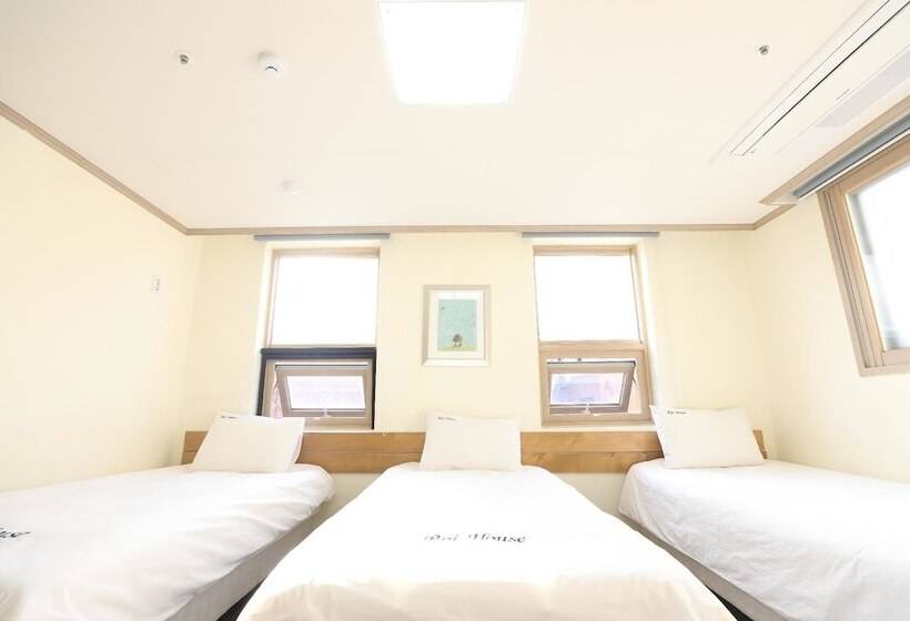 اتاق استاندارد سه نفره, Roi Guesthouse