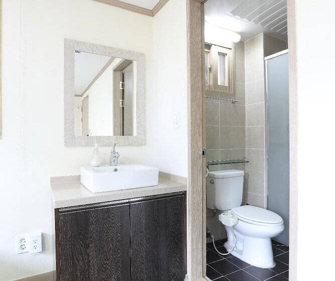 اتاق استاندارد سه نفره, Roi Guesthouse